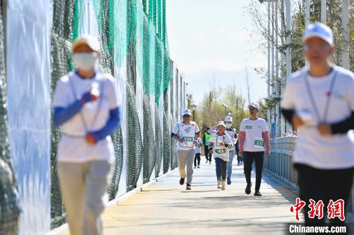 圖為5公里歡樂跑現(xiàn)場?！∝暩聛硭?攝