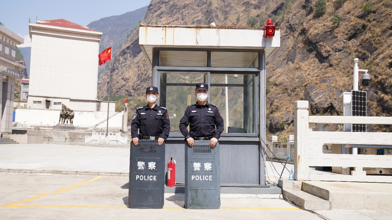 吉隆口岸移民管理警察正在執(zhí)勤。人民網(wǎng)記者 唐宋攝