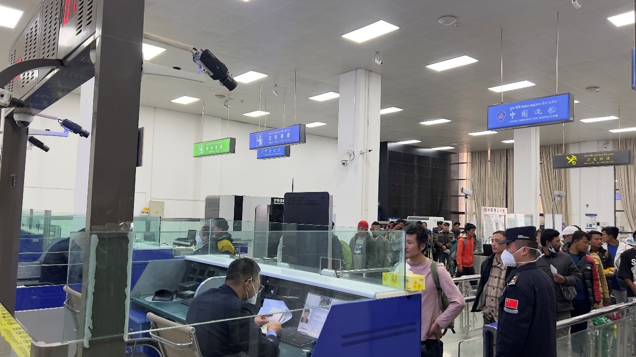 吉隆口岸移民管理警察正在查驗(yàn)護(hù)照。人民網(wǎng)記者 唐宋攝