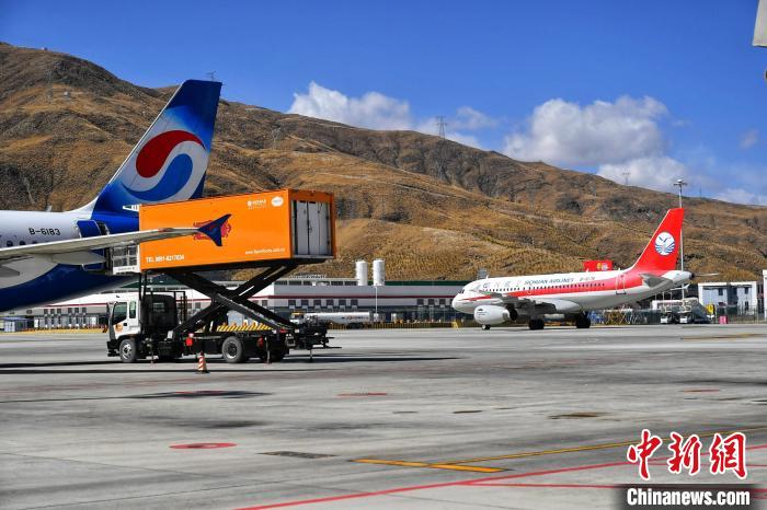 圖為藍(lán)天下的高原機(jī)場(chǎng)?！≈芎?攝