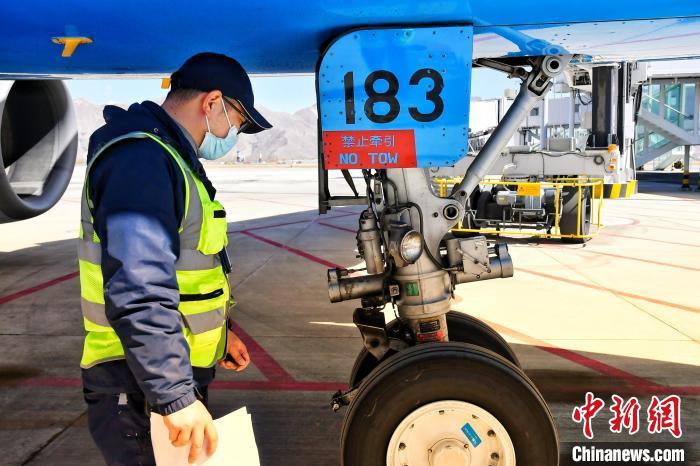 圖為機(jī)場(chǎng)工作人員進(jìn)行相關(guān)檢查?！≈芎?攝