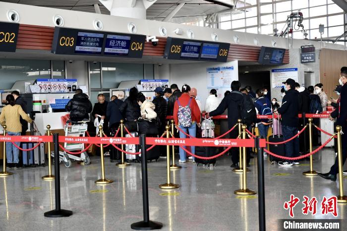 圖為旅客辦理登機(jī)手續(xù)?！≈芎?攝