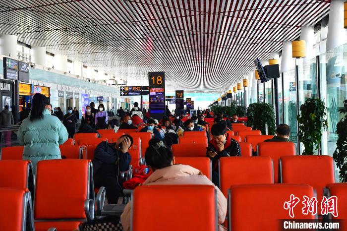 圖為旅客在機(jī)場(chǎng)候機(jī)室等待登機(jī)?！≈芎?攝