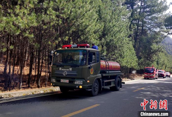 林芝市森林消防支隊(duì)米林中隊(duì)在米林縣一帶開展灑水增濕作業(yè)?！≮w健宇 攝