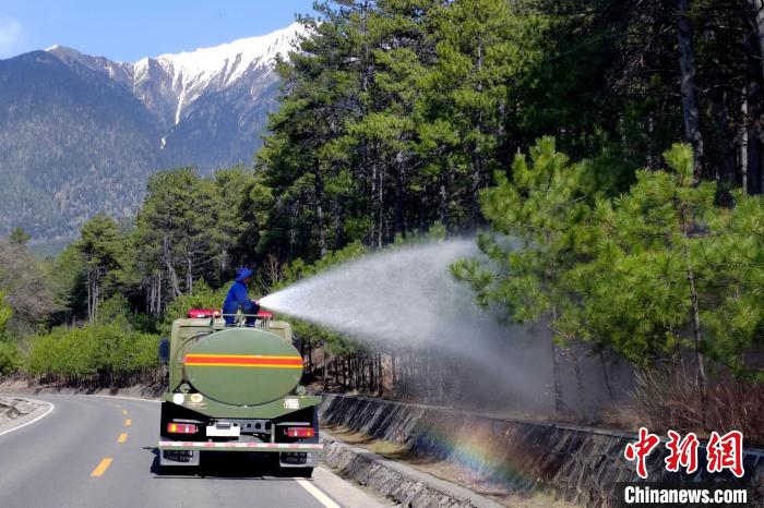 林芝市森林消防支隊(duì)米林中隊(duì)在米林縣一帶開展灑水增濕作業(yè)?！≮w健宇 攝