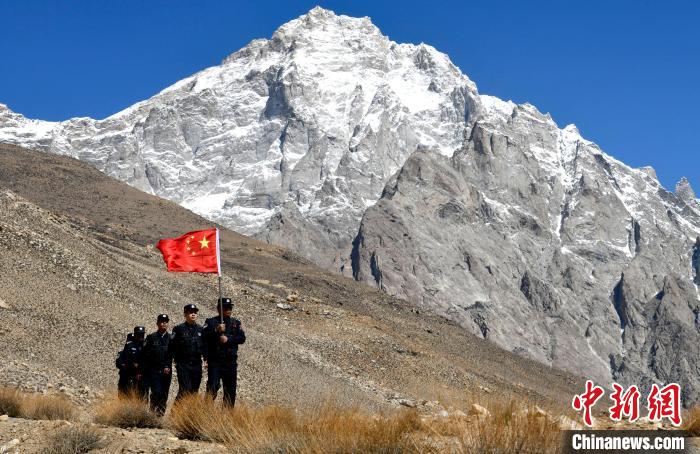 底雅邊境派出所民警夏永軍(右一)在巡邏中?！±盍?攝