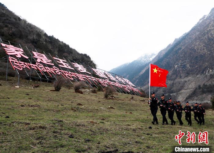 山南邊境管理支隊(duì)玉麥邊境派出所民警在轄區(qū)開展巡邏?！∴嶇?攝