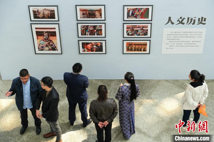 圖為觀眾觀看展覽。