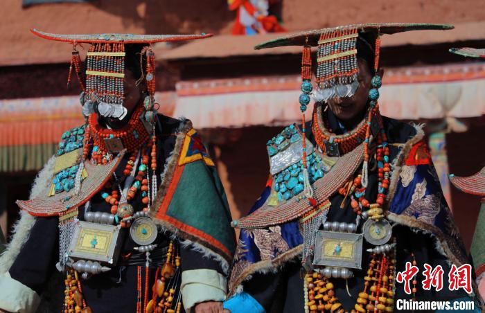 圖為參展攝影師拍攝的西藏阿里普蘭飛天服飾?！≈鬓k方 供圖