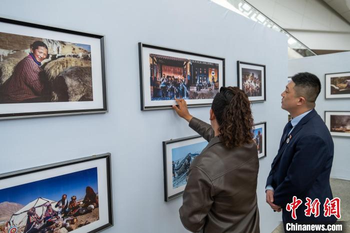 攝影師介紹自己的照片。　江飛波 攝