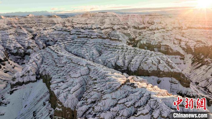 圖為參展攝影師拍攝的西藏阿里札達土林雪后風(fēng)光?！≈鬓k方 供圖