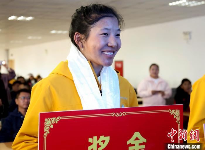 玉珍拉姆上臺領(lǐng)獎?！∝暣_ 攝