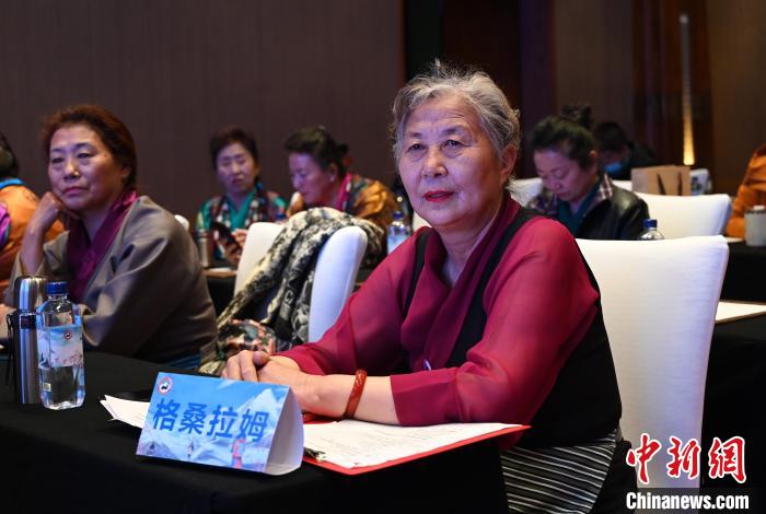 圖為西藏銀發(fā)旅游產(chǎn)品體驗(yàn)團(tuán)老年代表?！≮w朗 攝