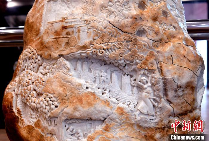 圖為5月16日，展覽中的漢白玉雕作品《猴子變?nèi)恕??！±盍?攝