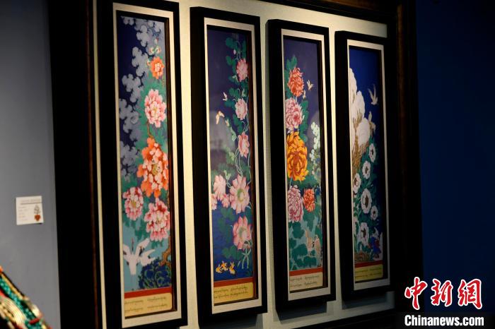 圖為5月16日，展覽中新創(chuàng)唐卡作品《四季花》。　李林 攝