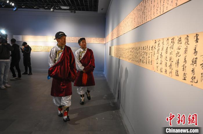 圖為學(xué)生參觀黃庭堅書法文獻展?！≮w朗 攝