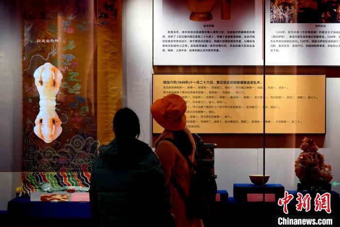 圖為5月18日，觀眾正在欣賞展覽?！±盍?攝