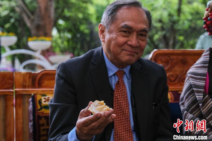 菲律賓駐華大使吉米·阿德里亞諾·弗洛克魯茲品嘗卡塞?！〗w波 攝