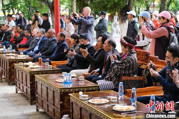 5月19日，中外嘉賓在羅布林卡和游客一起觀看藏戲?！〗w波 攝