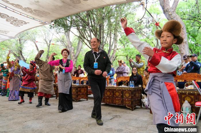 英國籍嘉賓柯馬凱(Michael Crook)加入鍋莊舞隊伍?！〗w波 攝