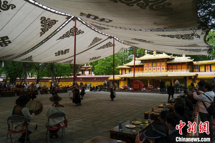 圖為當(dāng)日拉薩羅布林卡?！〗w波 攝