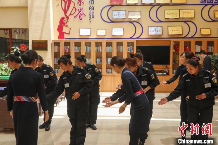 日喀則火車站客運(yùn)人員學(xué)習(xí)服務(wù)禮儀?！《飞降?攝