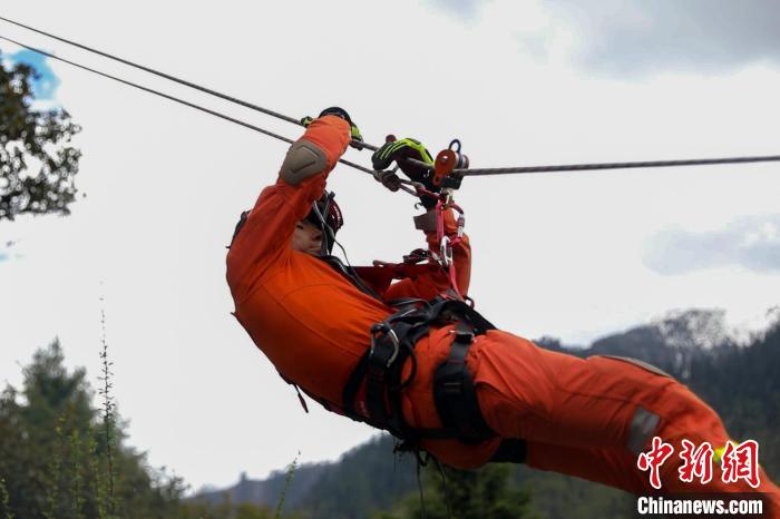 圖為消防員開展斜向救援訓練。　吳蕾蕾 攝