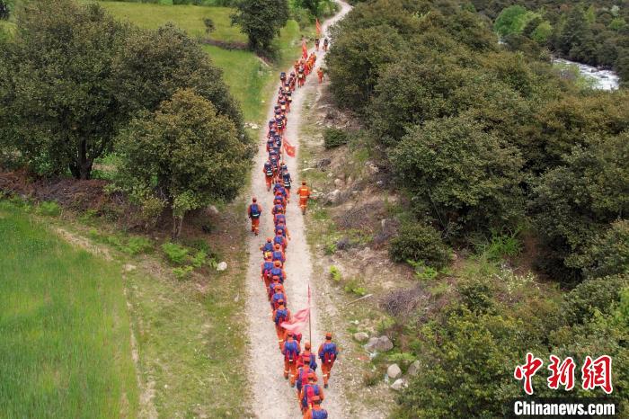圖為西藏林芝森林消防員穿越山林?！●T怡凡 攝