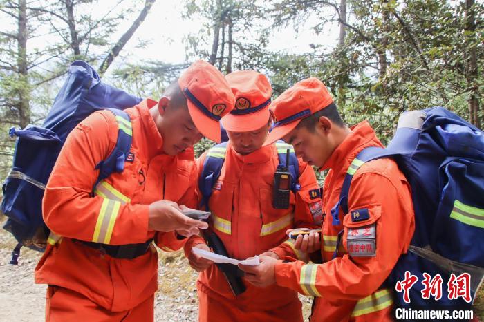 圖為消防員開展野外按圖行進訓練?！抢倮?攝