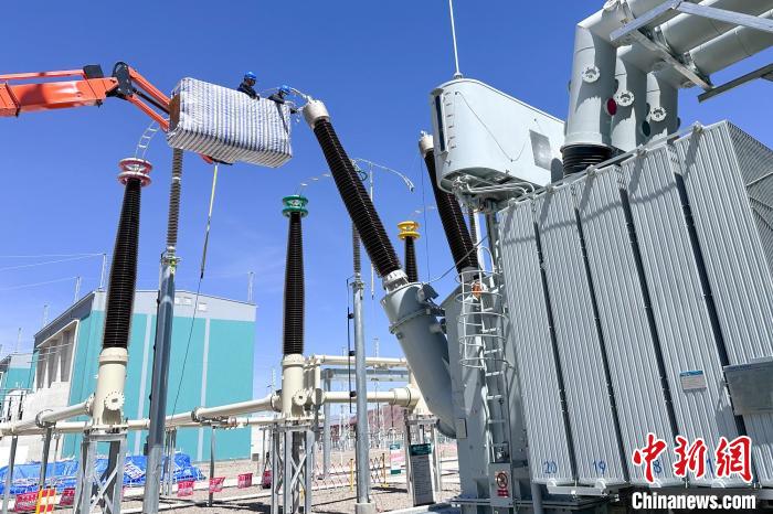 國網(wǎng)西藏電力組織檢修人員對設(shè)備進行全面體檢?！W(wǎng)西藏電力有限公司 供圖