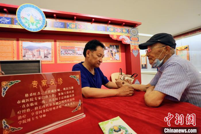 “藏韻瑰寶”藏醫(yī)四部醫(yī)典唐卡珍品展在天津美術(shù)館展出，展覽現(xiàn)場藏醫(yī)專家義診受歡迎?！⒖∩n 攝