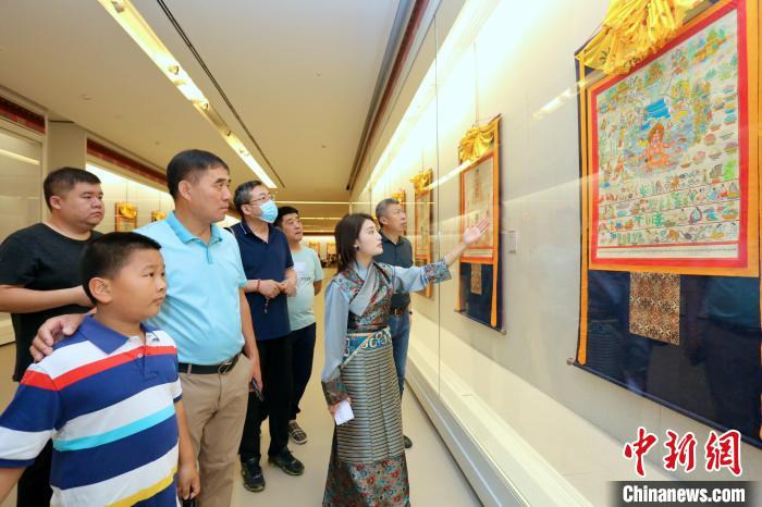 “藏韻瑰寶”藏醫(yī)四部醫(yī)典唐卡珍品展現(xiàn)場?！⒖∩n 攝