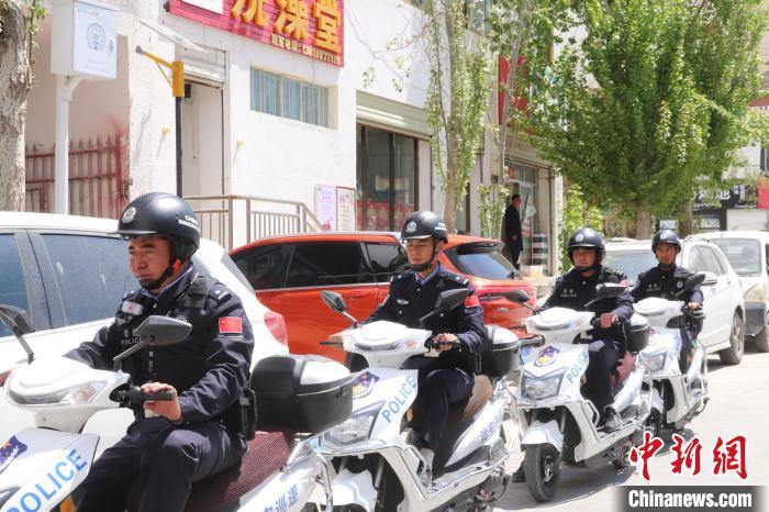 民警騎著電瓶車在轄區(qū)巡邏走訪?！↑S創(chuàng)偉 攝