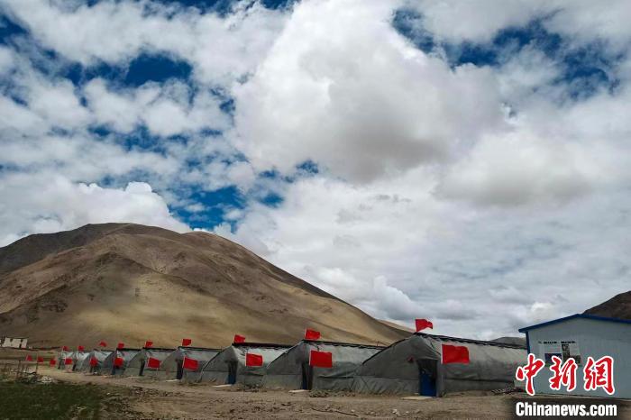 圖為西藏康馬縣的高原溫室大棚?！⒔ㄜ?攝