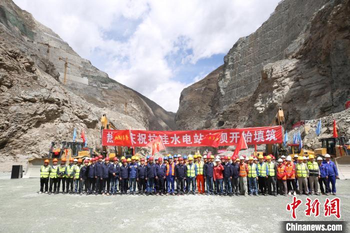 拉哇水電站大壩填筑啟動(dòng)儀式現(xiàn)場(chǎng)?！∪A電金上公司 供圖