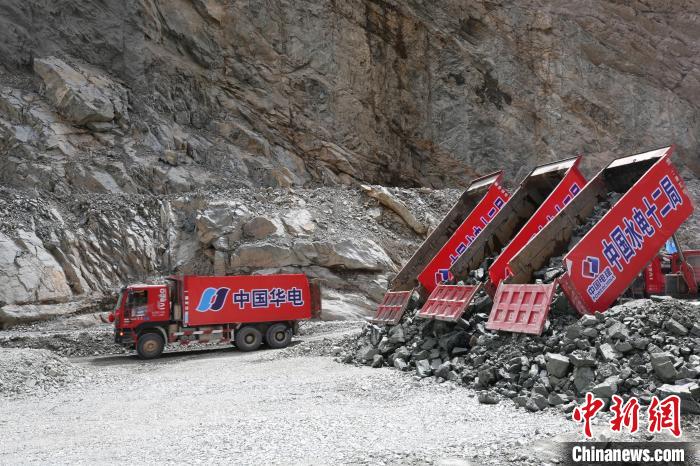 拉哇水電站正式啟動(dòng)大壩填筑?！∪A電金上公司 供圖