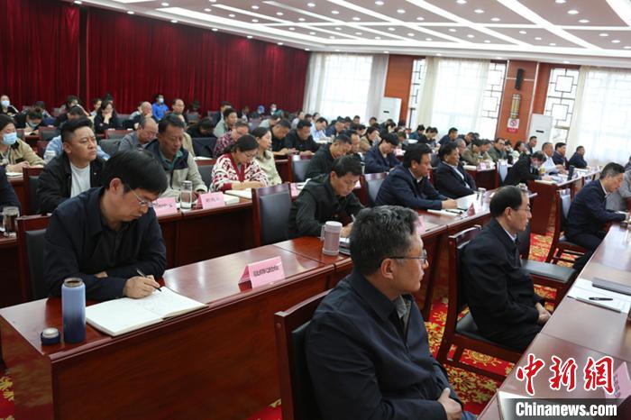 圖為專題黨課現(xiàn)場?！∝暽＠?攝