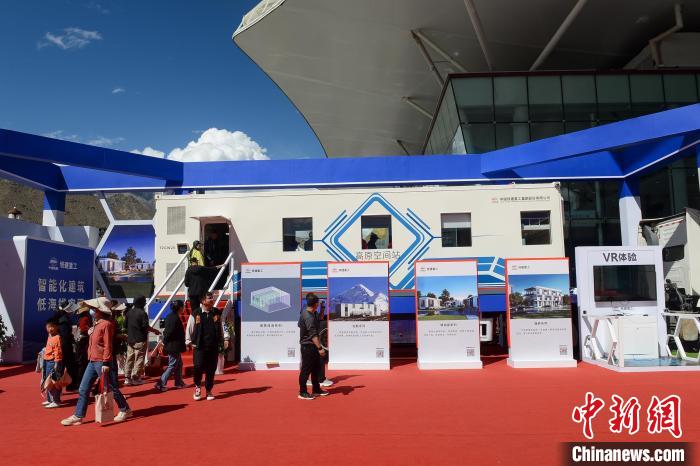 展覽現(xiàn)場，觀眾體驗(yàn)裝配式增壓增氧建筑?！~ 攝
