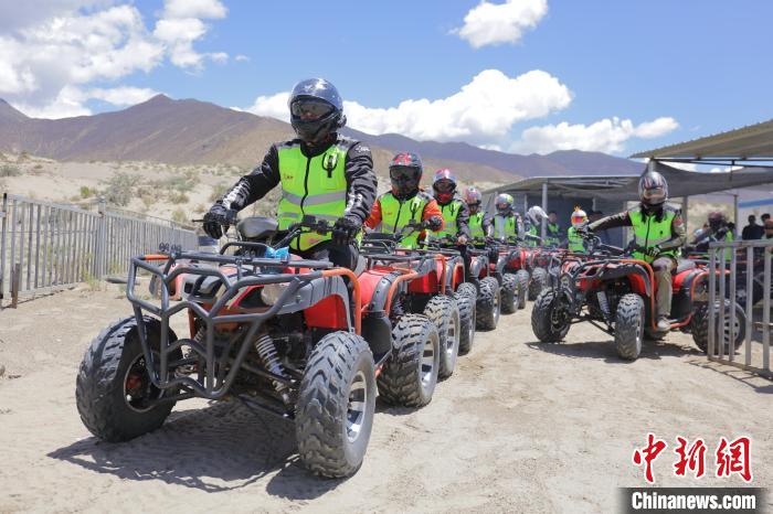 圖為比賽選手途經(jīng)扎囊沙漠公園?！∮文恋厍蚬﹫D