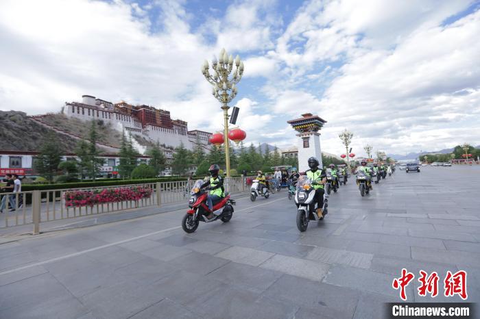 圖為比賽選手途經(jīng)布達(dá)拉宮。　游牧地球供圖