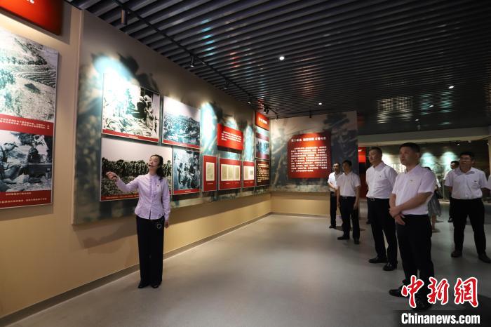 圖為西藏航空一行在臨沂市孟良崮戰(zhàn)役紀念館開展主題教育活動?！〗?攝