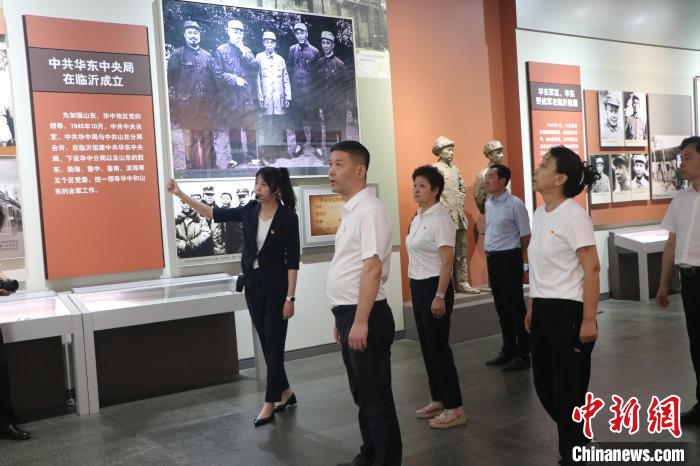 圖為西藏航空一行在臨沂市沂蒙革命紀念館開展主題教育活動。　姜博 攝