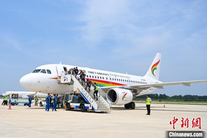 圖為旅客抵達機場?！≮w朗 攝