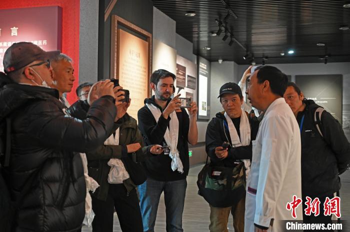 圖為中外媒體采訪西藏自治區(qū)藏醫(yī)院相關(guān)負責(zé)人?！≮w朗 攝