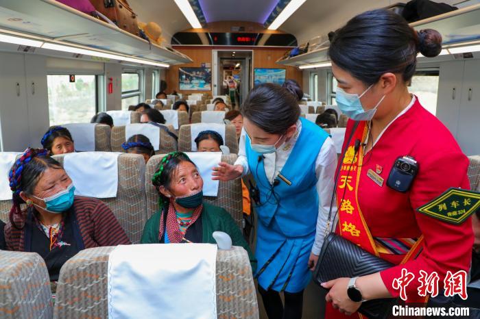 農(nóng)牧民乘坐高原復(fù)興號(hào)動(dòng)車組出行?！≈軔傁?攝