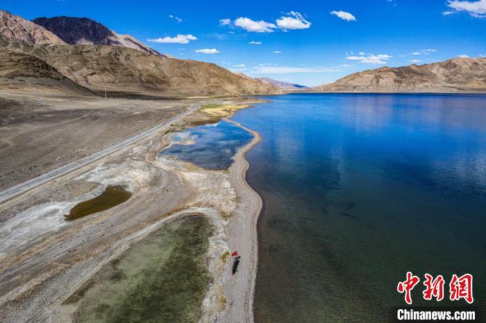 班公湖又稱措木昂拉仁波，藏語意為“長脖子天鵝”。　龍小鳳 攝