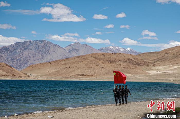 班公湖邊境派出所民警巡邏在班公湖畔?！↓埿▲P 攝