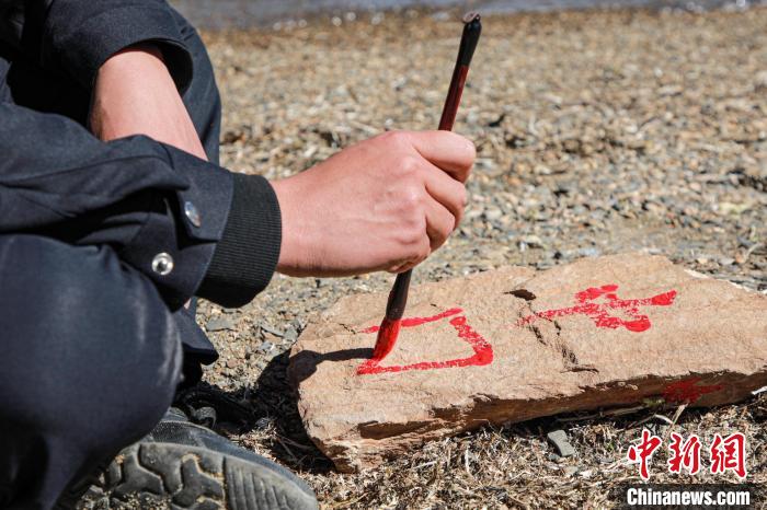 班公湖邊境派出所民警寫下“中國”標記。　龍小鳳 攝