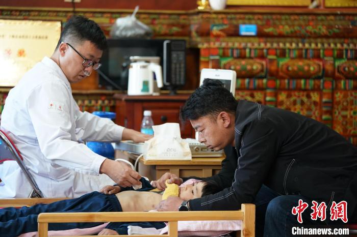 6月27日，西藏康馬縣雙語幼兒園的孩子參加先心病篩查。　蘇丹 攝