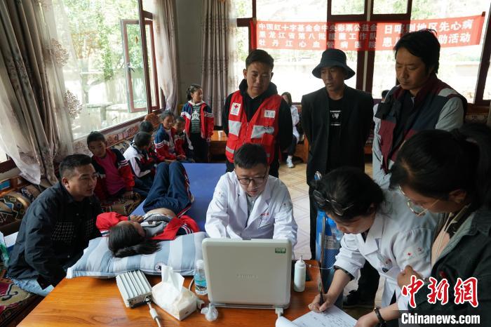 6月27日，西藏康馬縣少崗鄉(xiāng)中心小學(xué)的孩子參加先心病篩查?！√K丹 攝